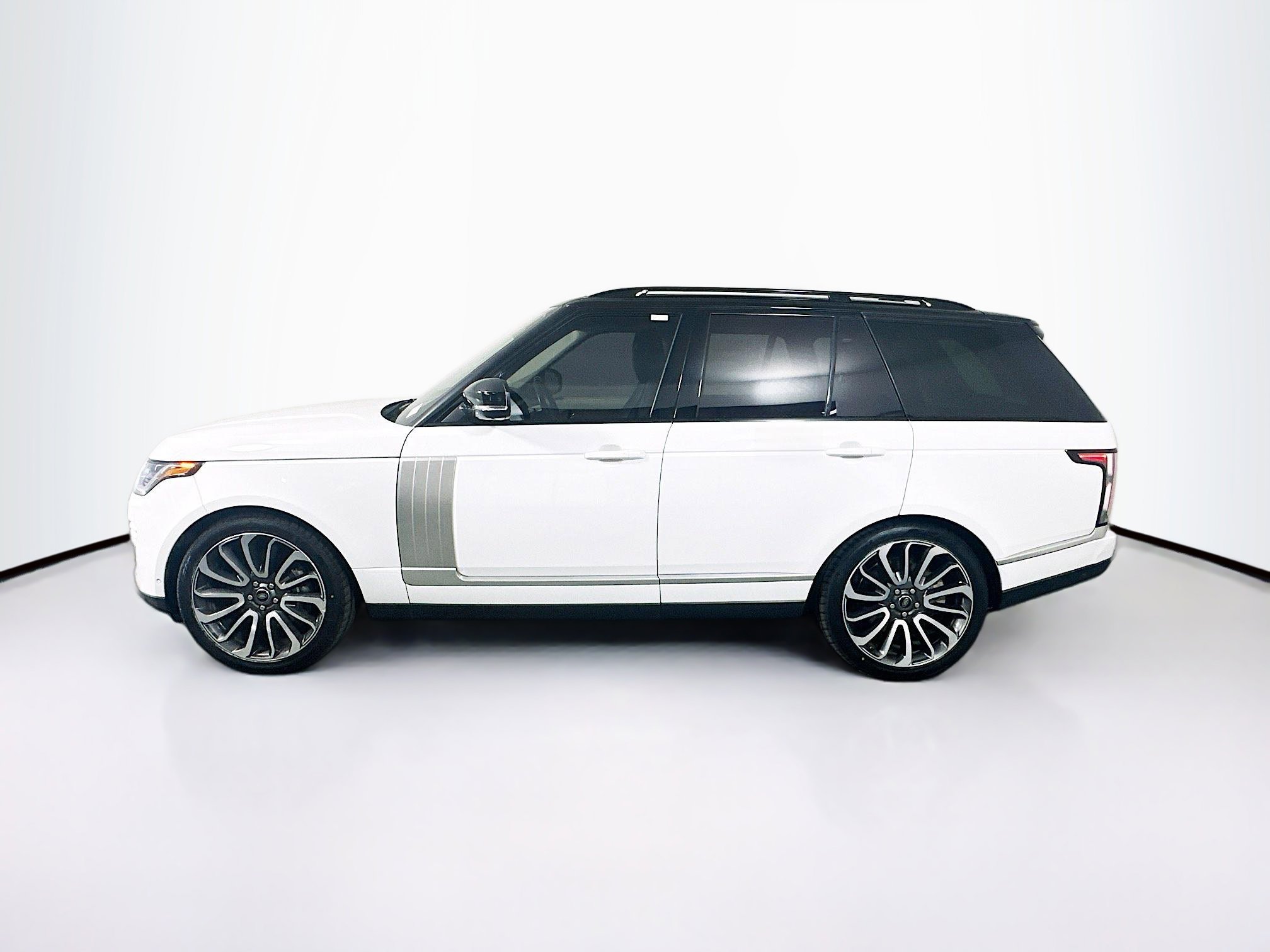 Used 2019 Land Rover Range Rover Supercharged AWD/4WD image 4