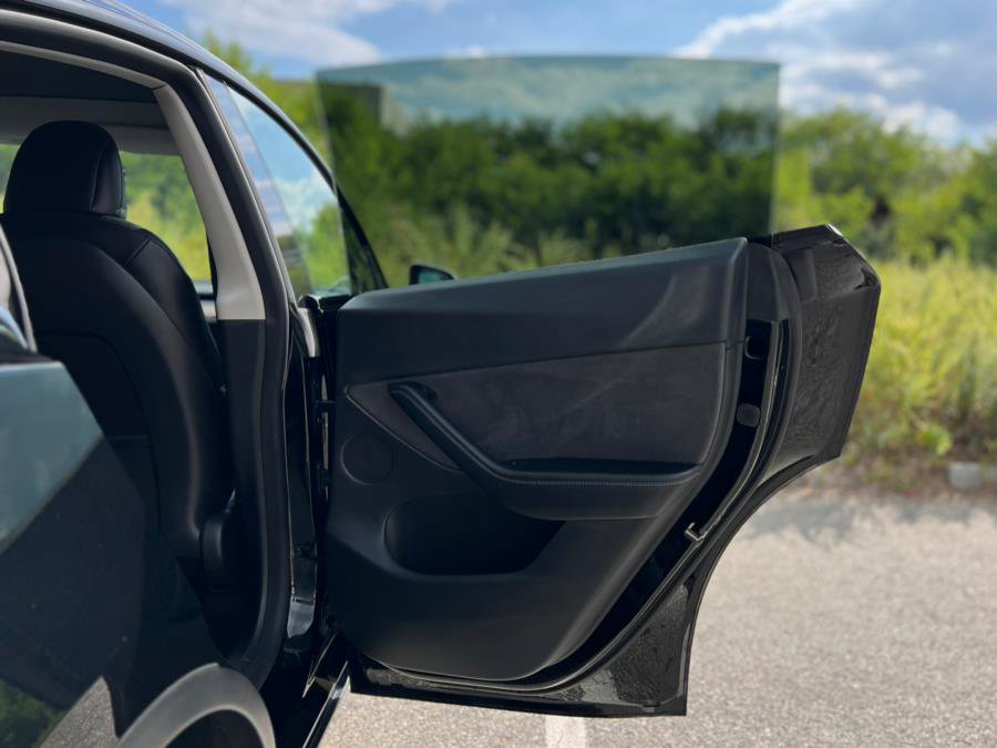 Used 2022 Tesla Model Y Long Range image 33