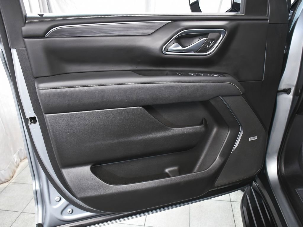 Used 2023 GMC Yukon XL SLT w/ SLT Premium Package image 9