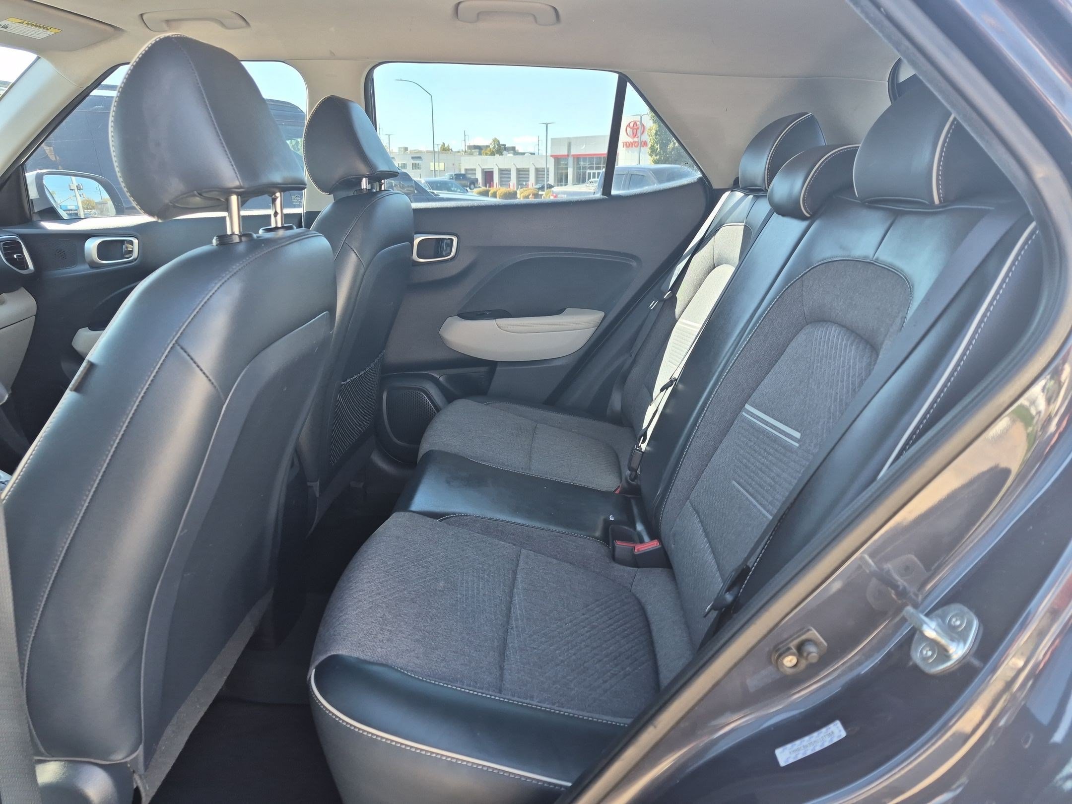 Used 2021 Hyundai Venue FWD image 27