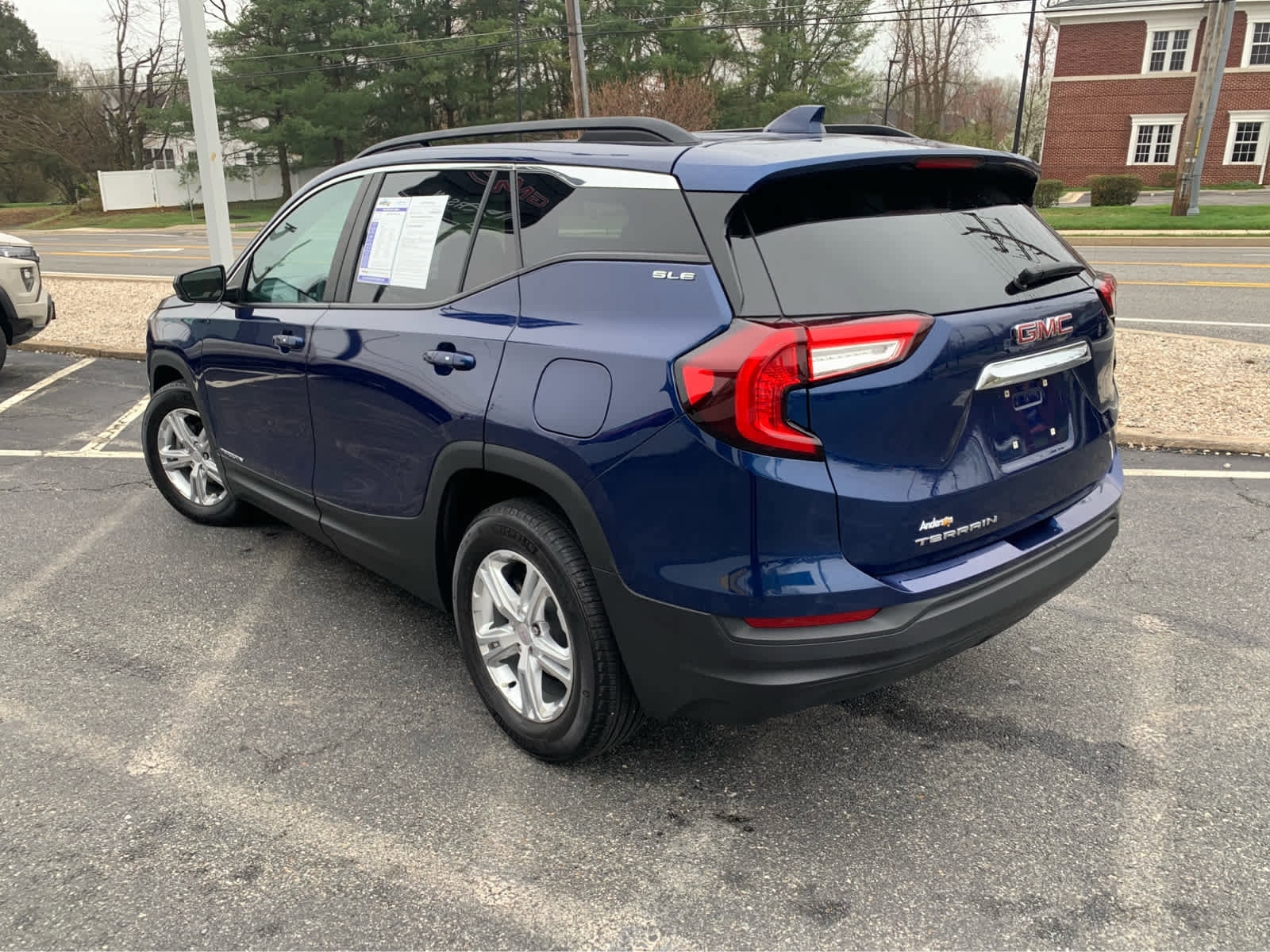 Used 2022 GMC Terrain SLE w/ Driver Convenience Package image 4