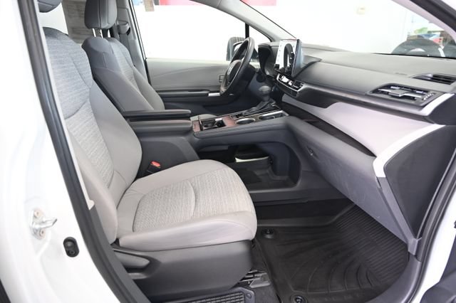 Used 2023 Toyota Sienna LE AWD/4WD image 11