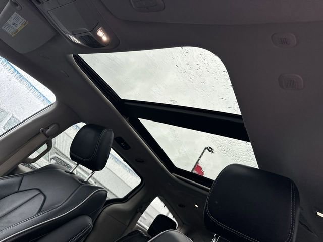 Used 2024 Chrysler Pacifica Limited FWD image 19