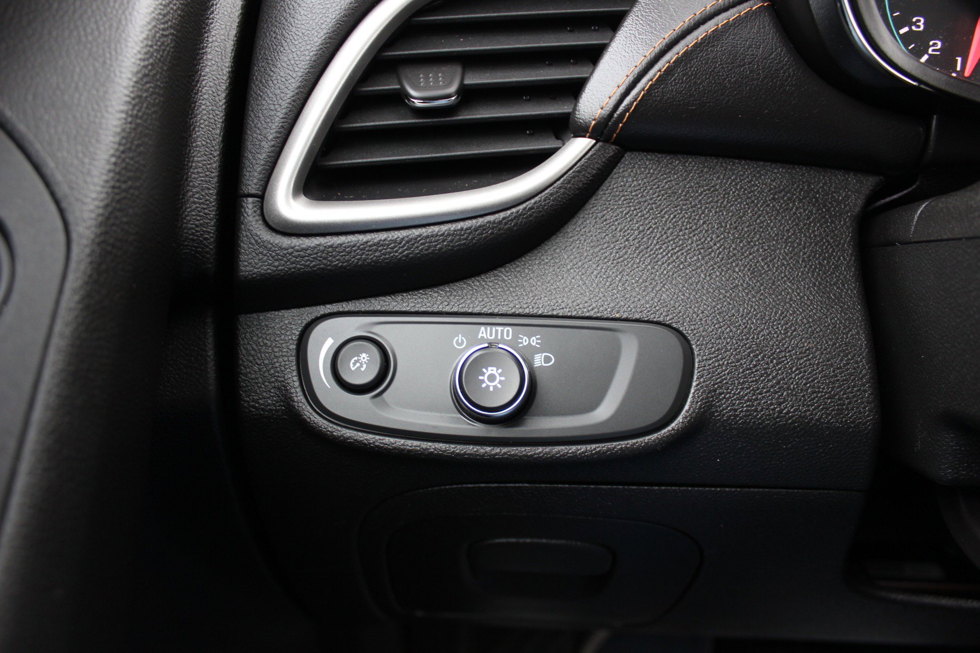 Used 2019 Chevrolet Trax LT w/ LT Convenience Package image 21