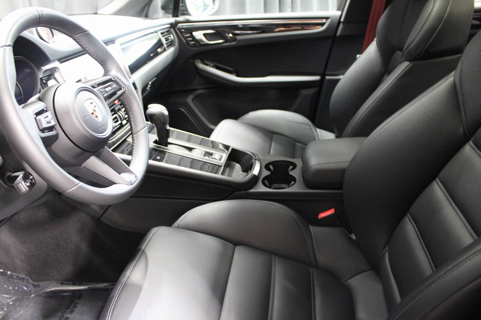 Certified 2025 Porsche Macan AWD/4WD image 26