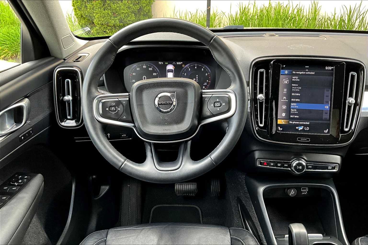 Certified 2022 Volvo XC40 T5 Momentum image 5