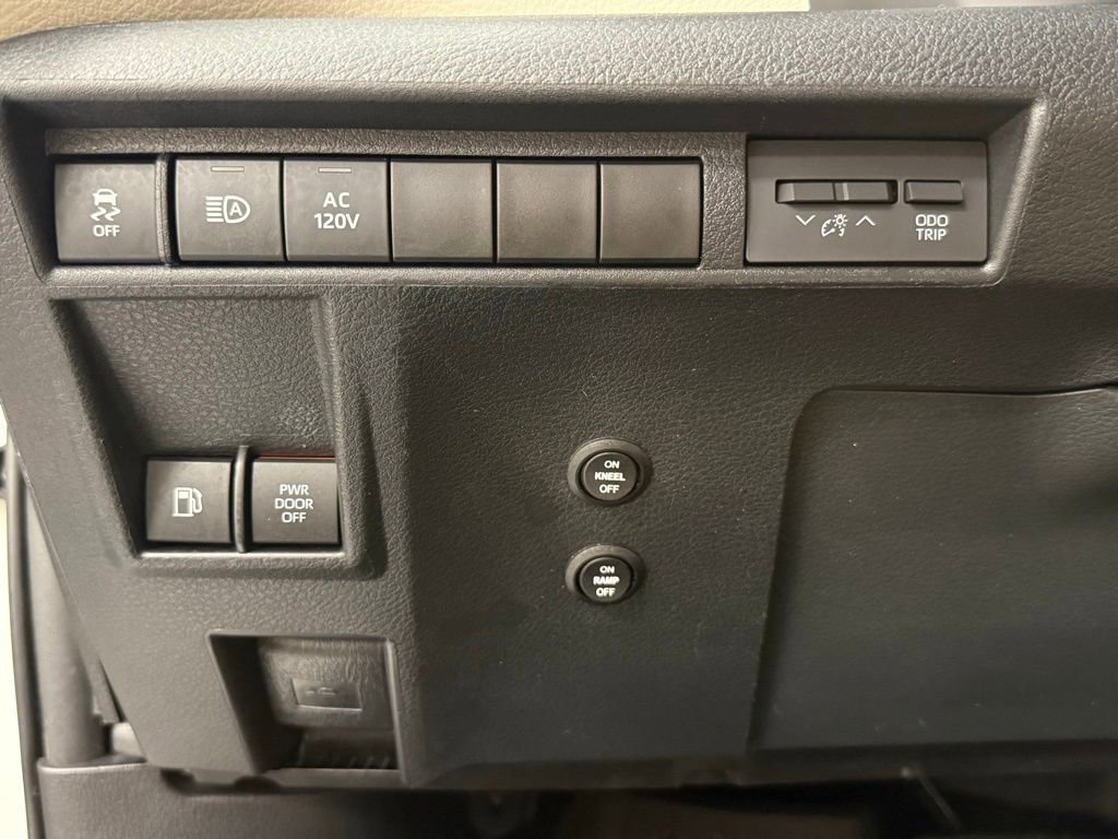 Used 2022 Toyota Sienna XLE w/ XLE Plus Package AWD/4WD image 25