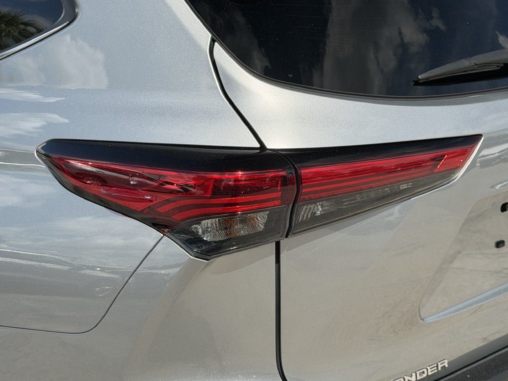 Used 2023 Toyota Highlander Limited FWD image 11