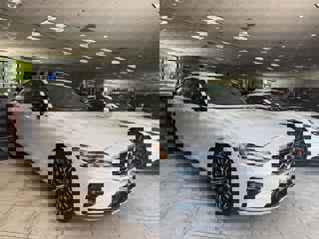 Used 2020 Volvo S60 T6 R-Design image 1