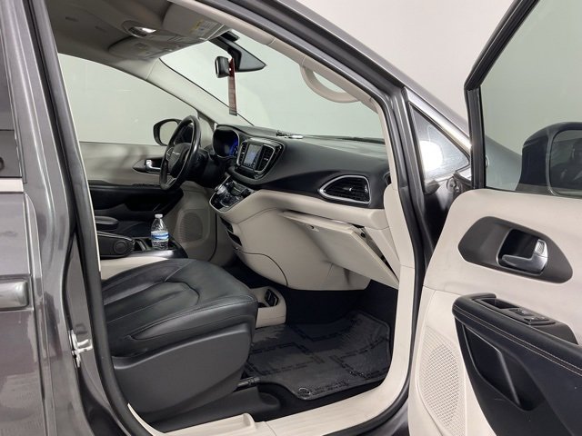 Used 2020 Chrysler Pacifica Touring-L image 29
