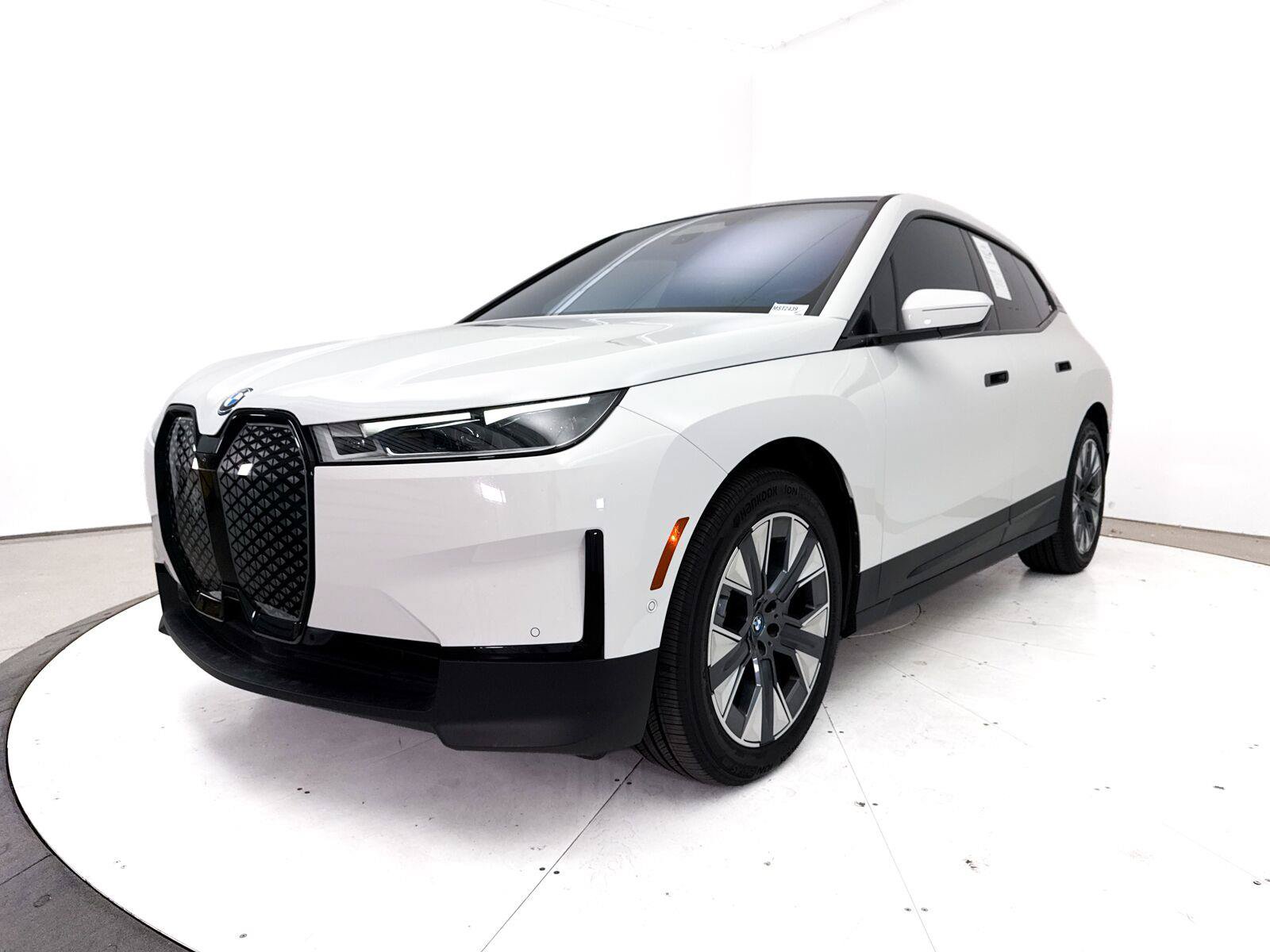 Used 2024 BMW iX xDrive50 w/ Premium Package AWD/4WD image 15