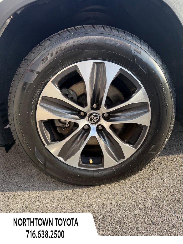 Used 2021 Toyota Highlander XLE FWD image 12