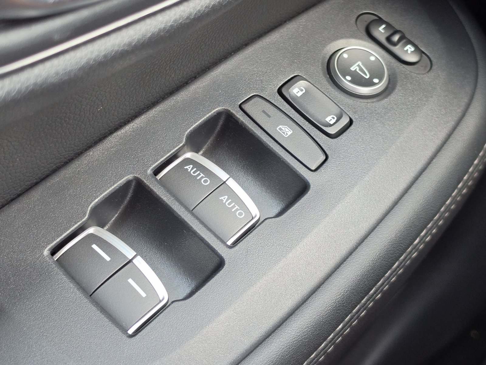 Used 2025 Honda HR-V EX-L image 15