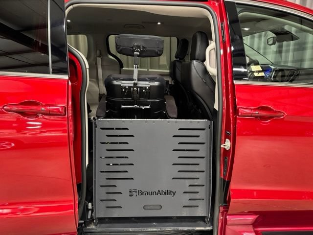Used 2024 Chrysler Pacifica Touring-L FWD image 12