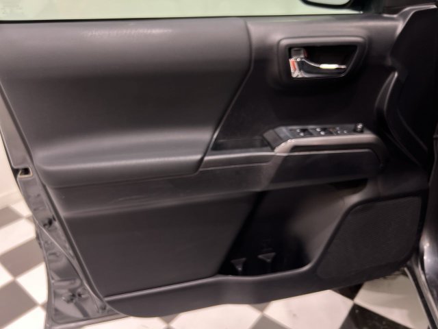 Used 2020 Toyota Tacoma TRD Off-Road w/ Technology Package AWD/4WD image 20