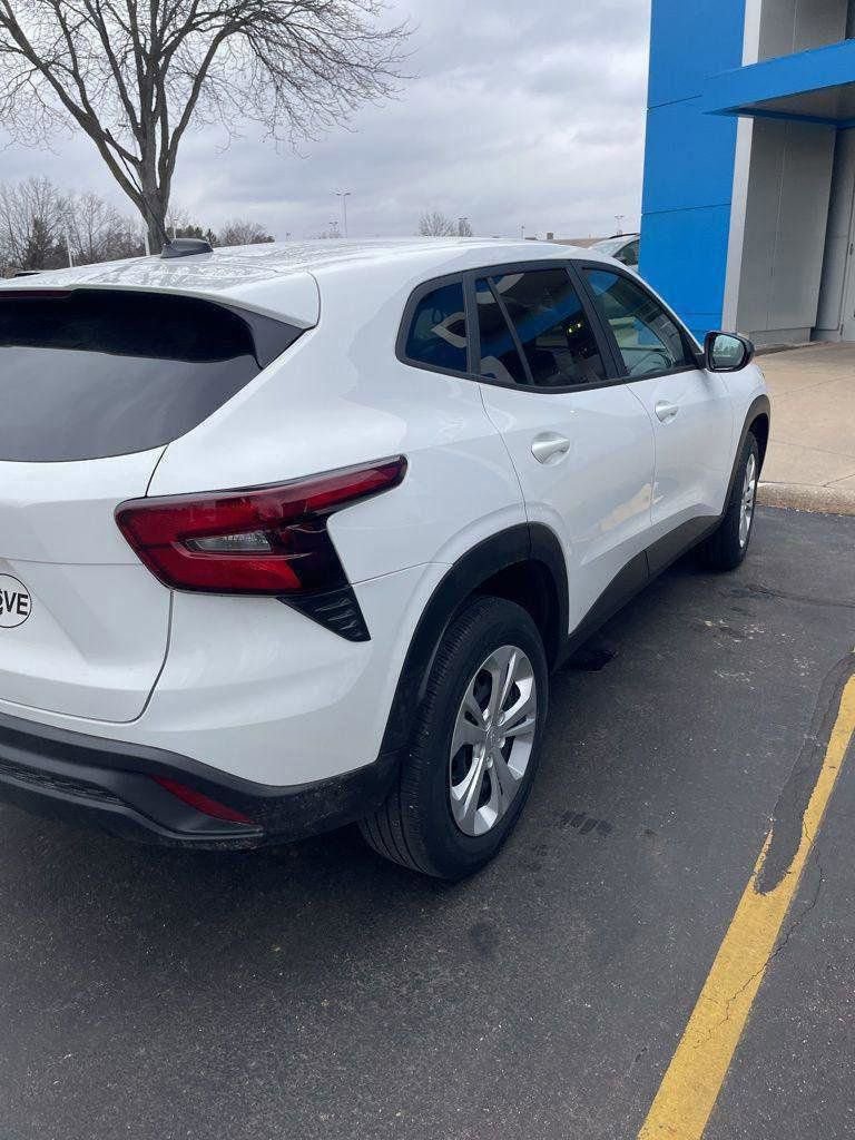 Used 2024 Chevrolet Trax LS image 3