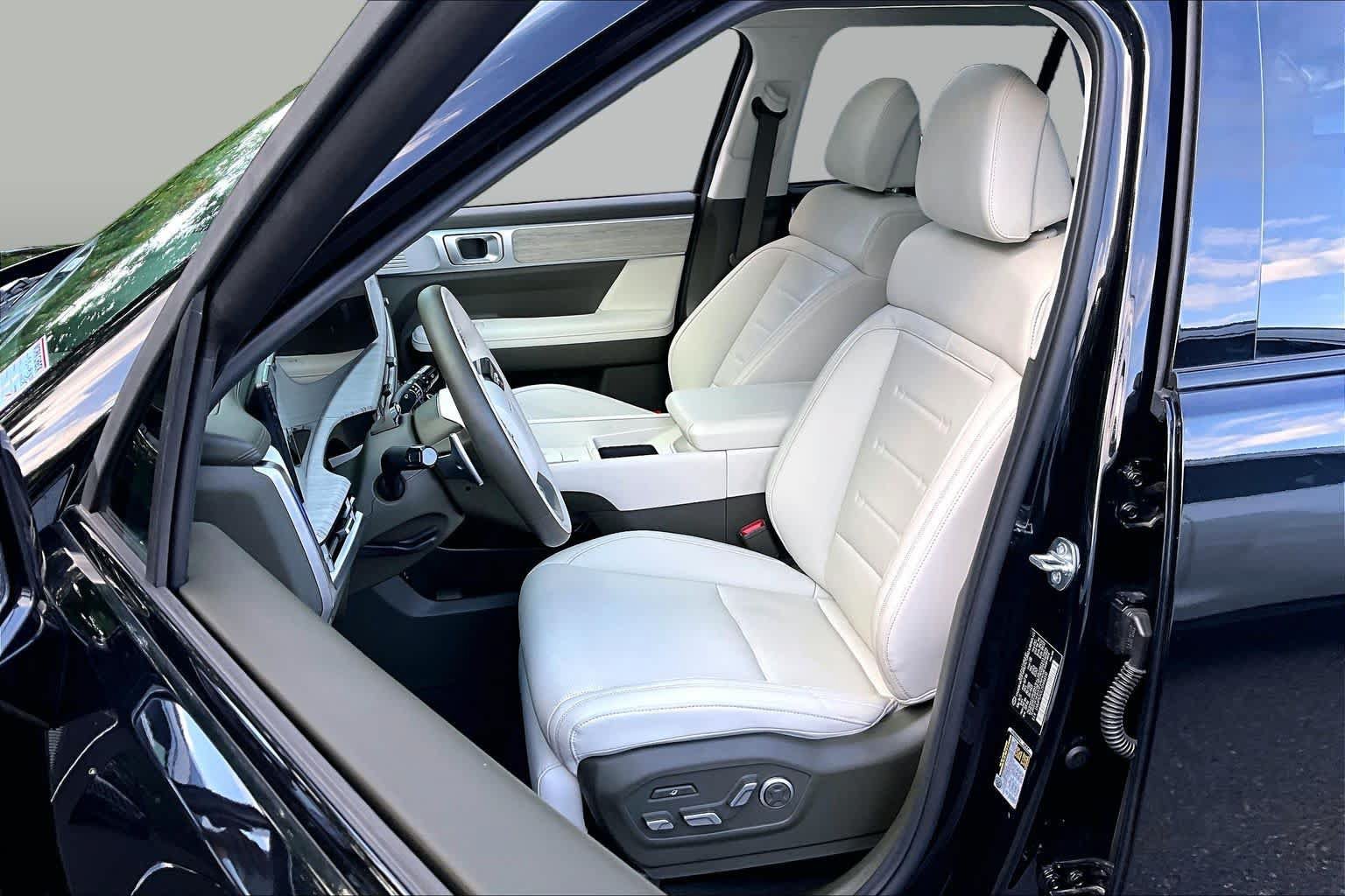 Used 2025 Hyundai Santa Fe Calligraphy AWD/4WD image 9