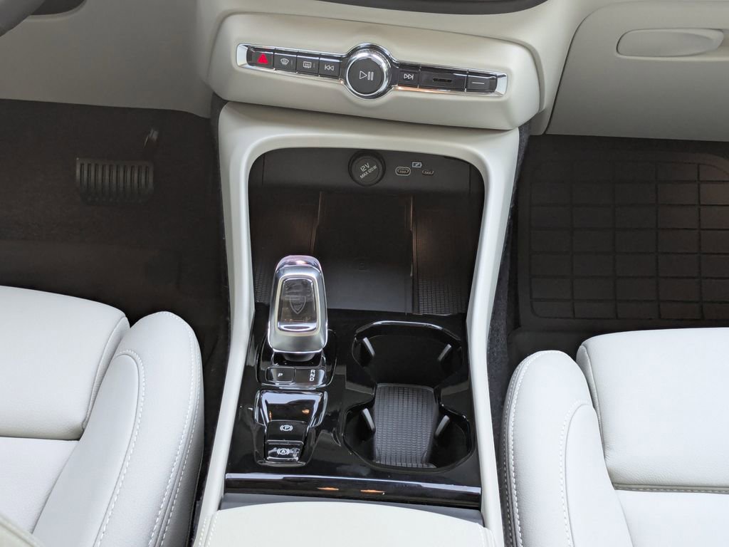 New 2026 Volvo XC40 B4 Plus w/ Climate Package FWD image 19
