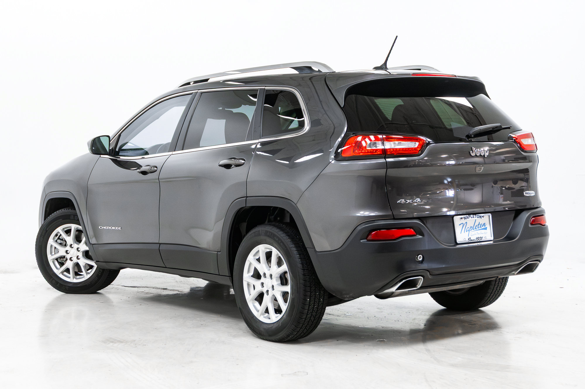 Used 2015 Jeep Cherokee Latitude w/ Cold Weather Group AWD/4WD image 28