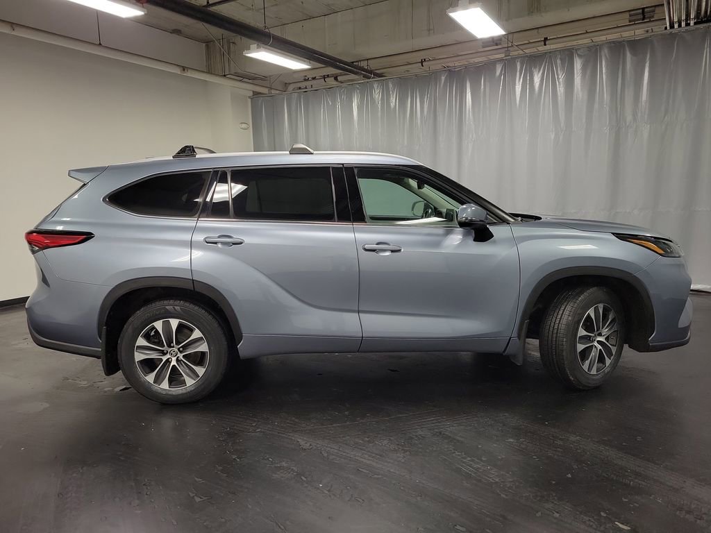 Used 2022 Toyota Highlander XLE image 9
