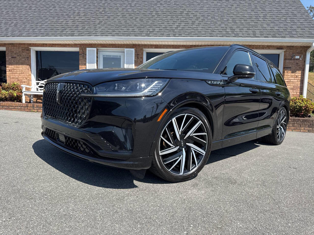 Used 2025 Lincoln Aviator Black Label w/ Jet Appearance Package AWD/4WD image 2