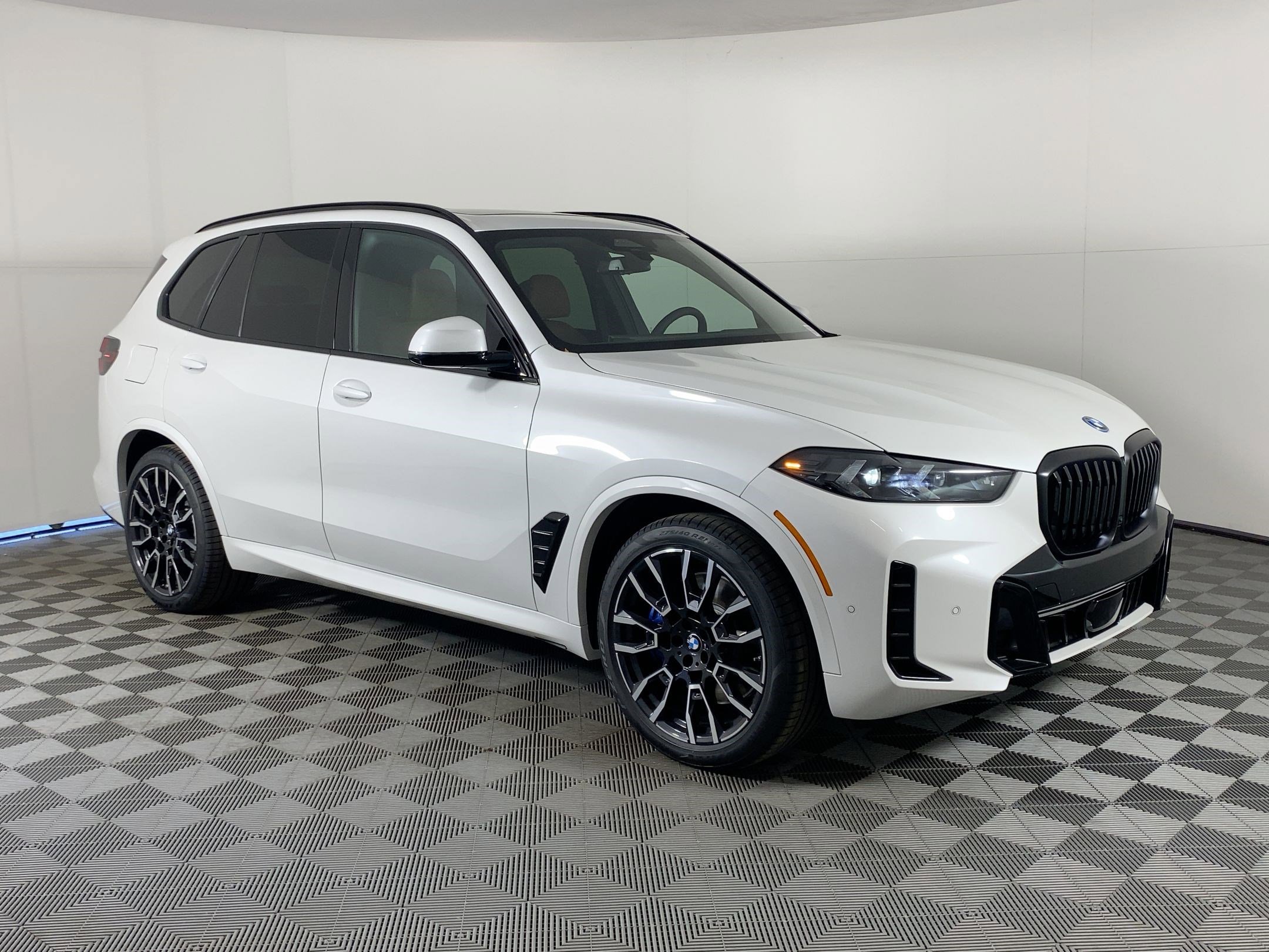 Used 2026 BMW X5 xDrive50e w/ M Sport Package AWD/4WD image 6
