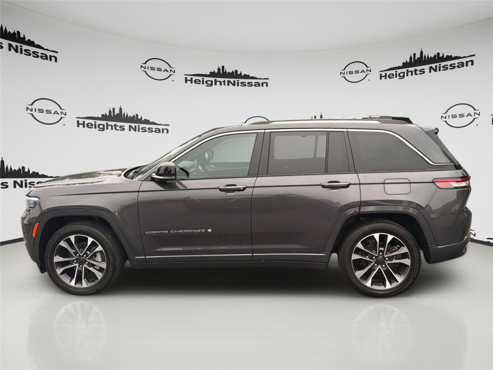 Used 2023 Jeep Grand Cherokee Overland AWD/4WD image 2