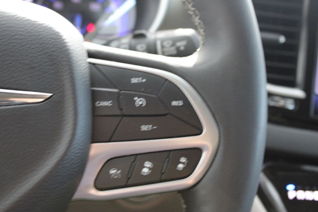 Used 2024 Chrysler Pacifica Touring-L FWD image 14