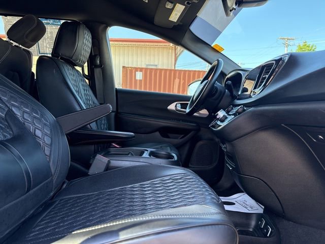Used 2018 Chrysler Pacifica Touring Plus w/ S Appearance Package FWD image 12