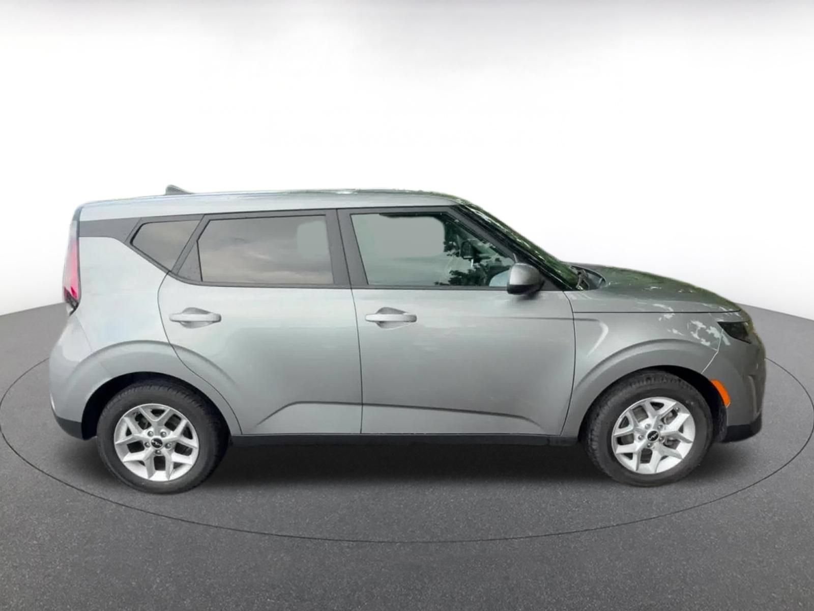 Used 2025 Kia Soul LX w/ LX Technology Package FWD image 16