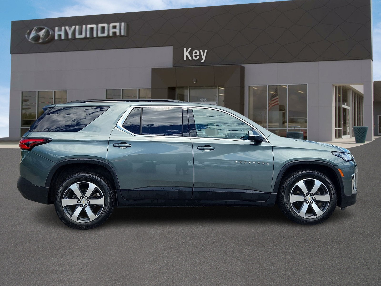 Used 2023 Chevrolet Traverse LT w/ LT Premium Package AWD/4WD image 3
