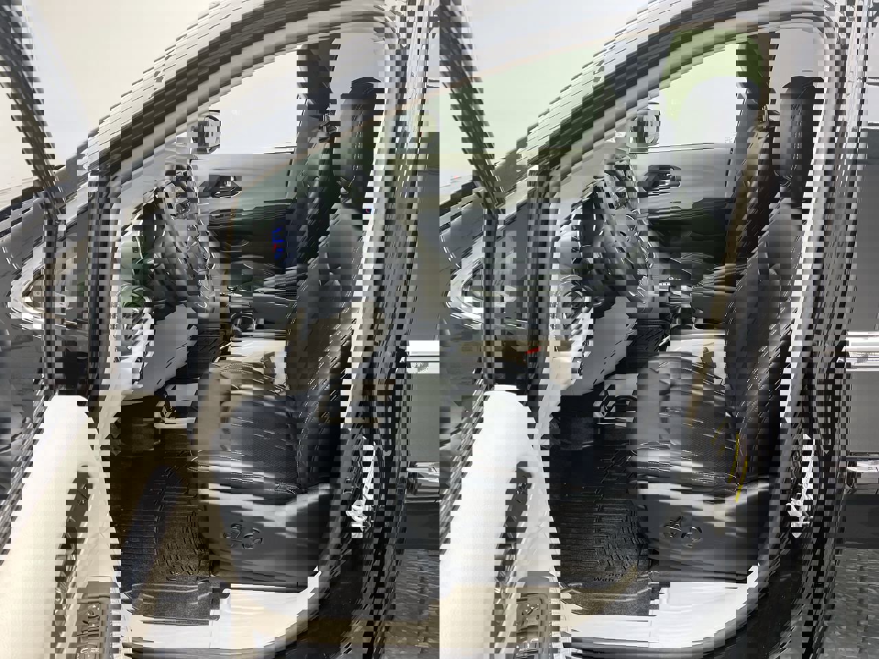 Used 2023 Chrysler Pacifica Touring-L image 3