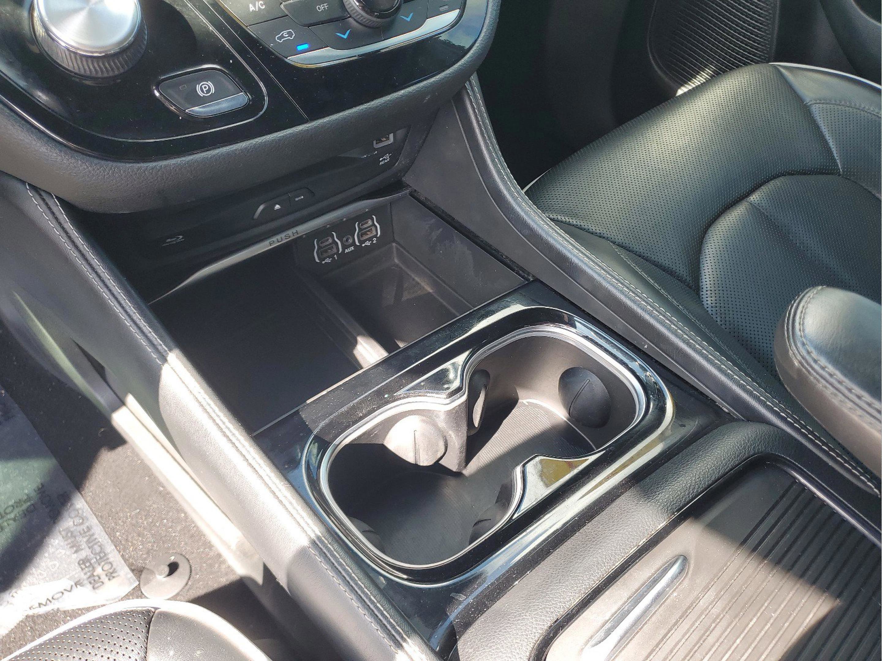 Used 2021 Chrysler Pacifica Limited w/ Uconnect Theater Family Group FWD image 13