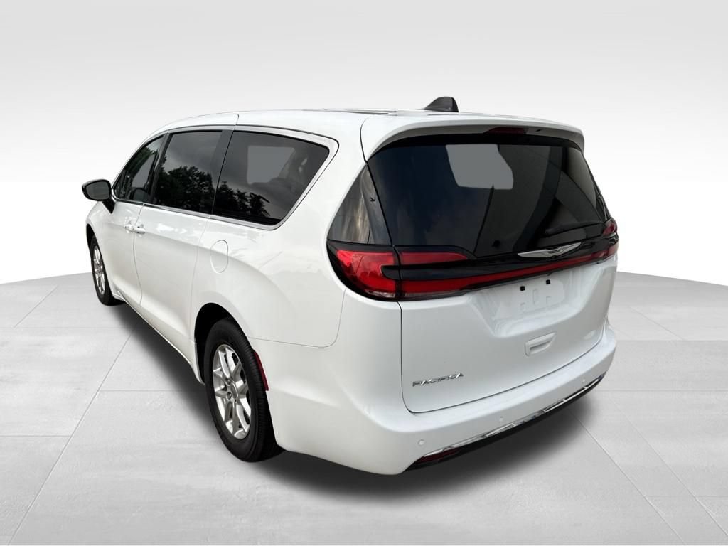 Used 2024 Chrysler Pacifica Touring-L FWD image 11