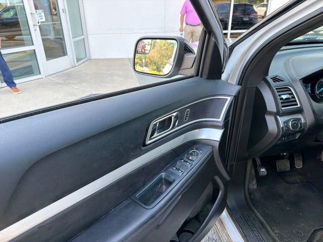 Used 2016 Ford Explorer XLT w/ Equipment Group 202A AWD/4WD image 7