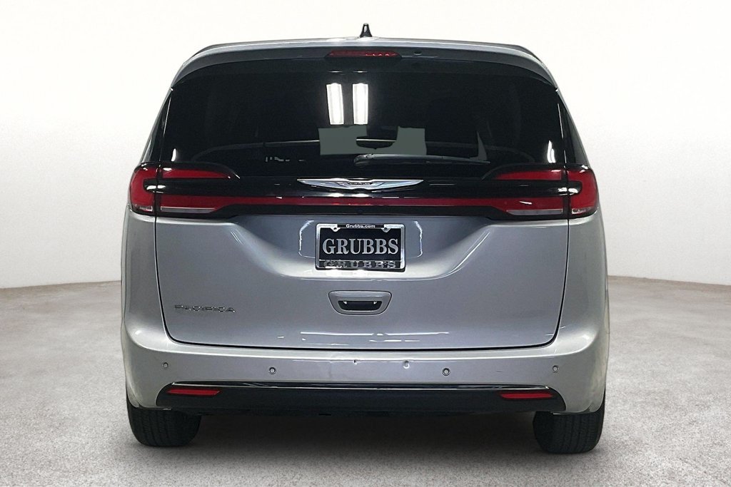 Used 2024 Chrysler Pacifica Touring-L FWD image 5