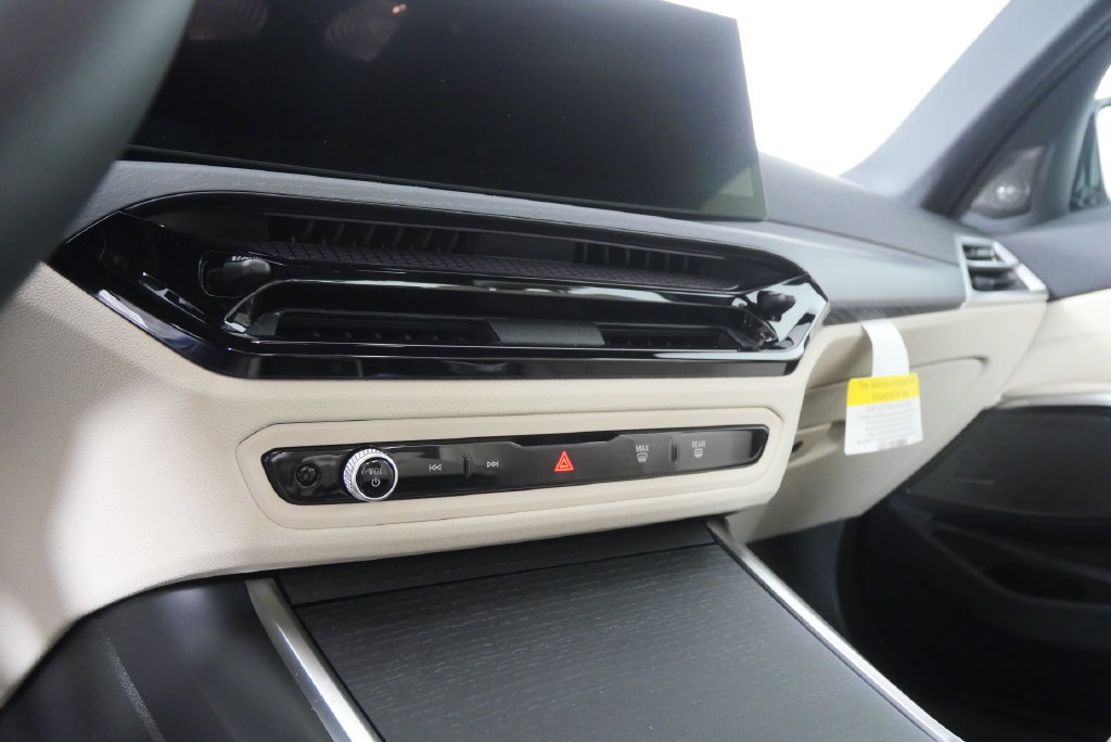 New 2026 BMW 330i Sedan w/ M Sport Package RWD image 18