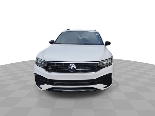 Used 2024 Volkswagen Tiguan SE R-Line image 3