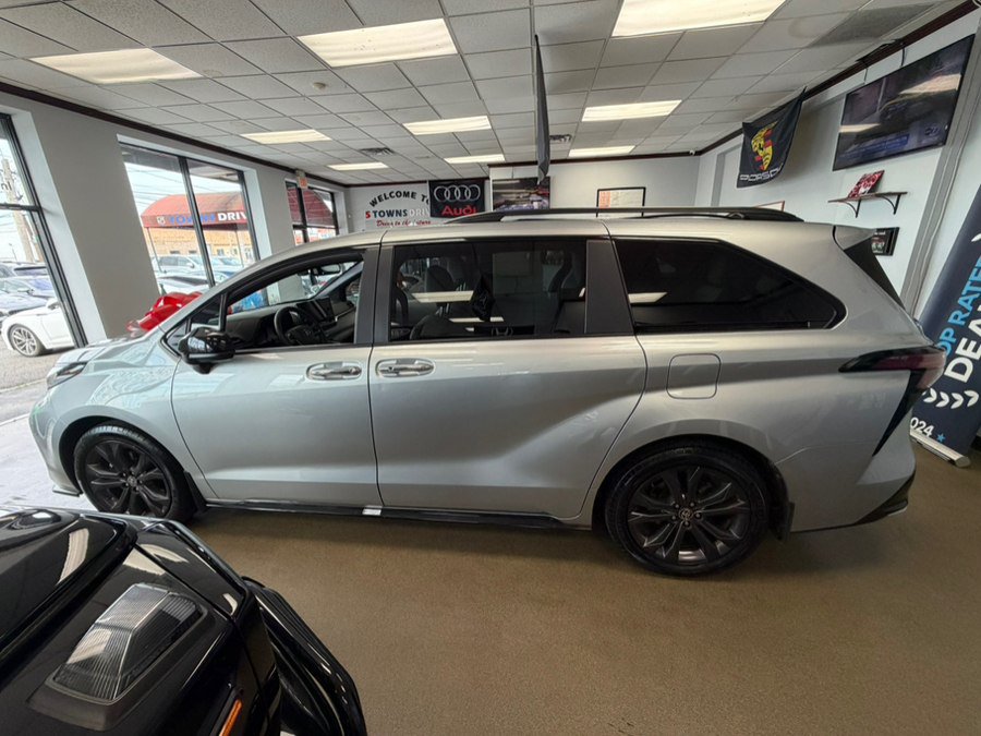 Used 2025 Toyota Sienna XSE FWD image 16