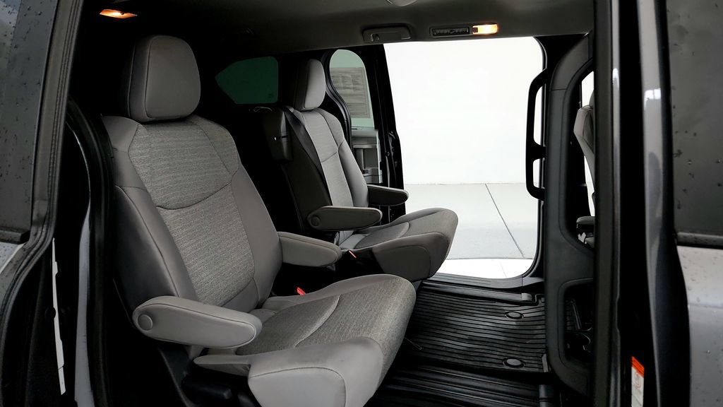 Used 2025 Toyota Sienna LE AWD/4WD image 18
