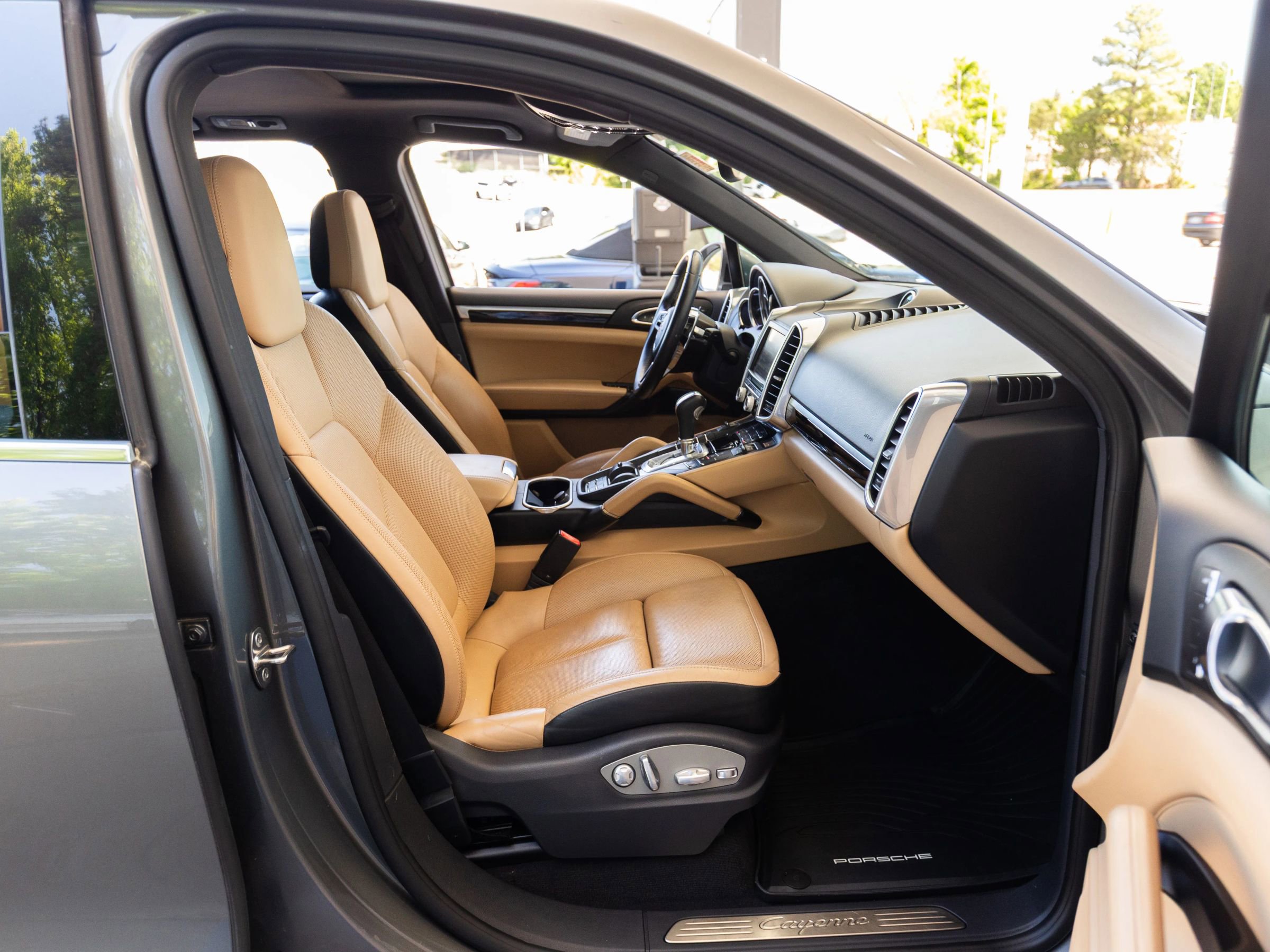 Used 2016 Porsche Cayenne w/ Premium Package AWD/4WD image 21