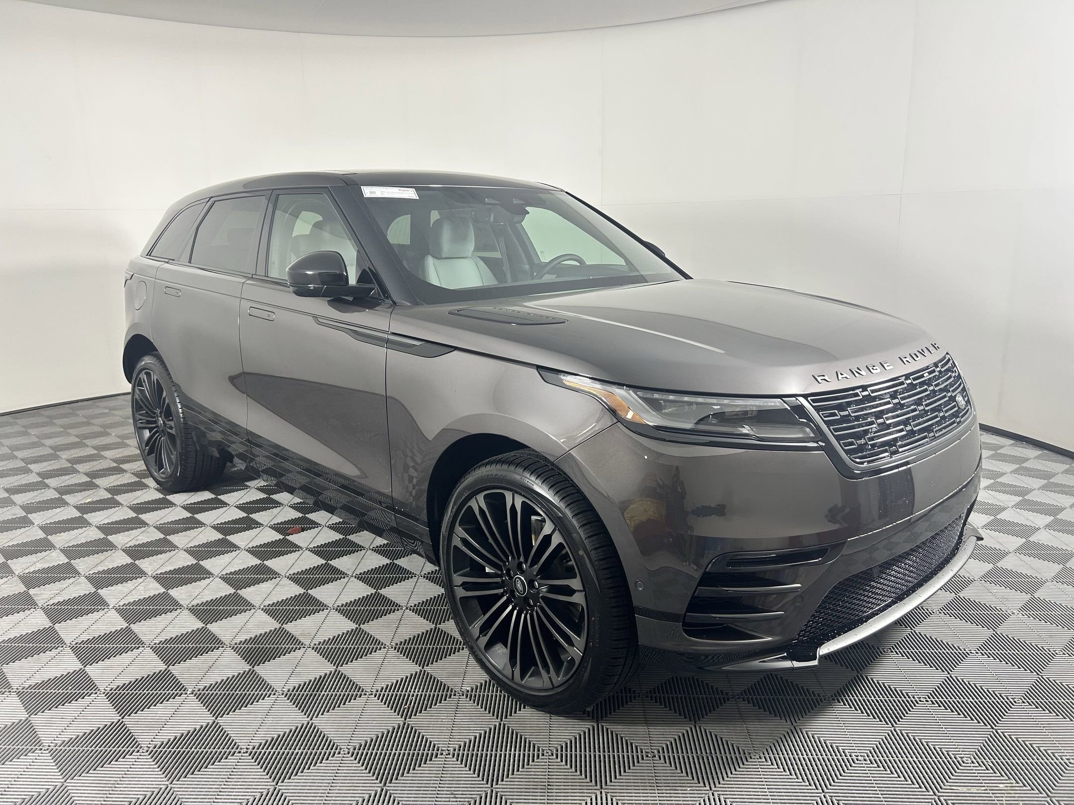 New 2026 Land Rover Range Rover Velar Dynamic SE image 5