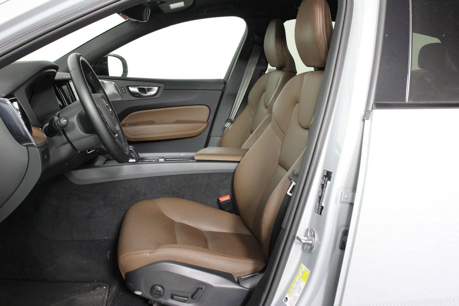 Certified 2024 Volvo XC60 B5 Plus AWD/4WD image 31