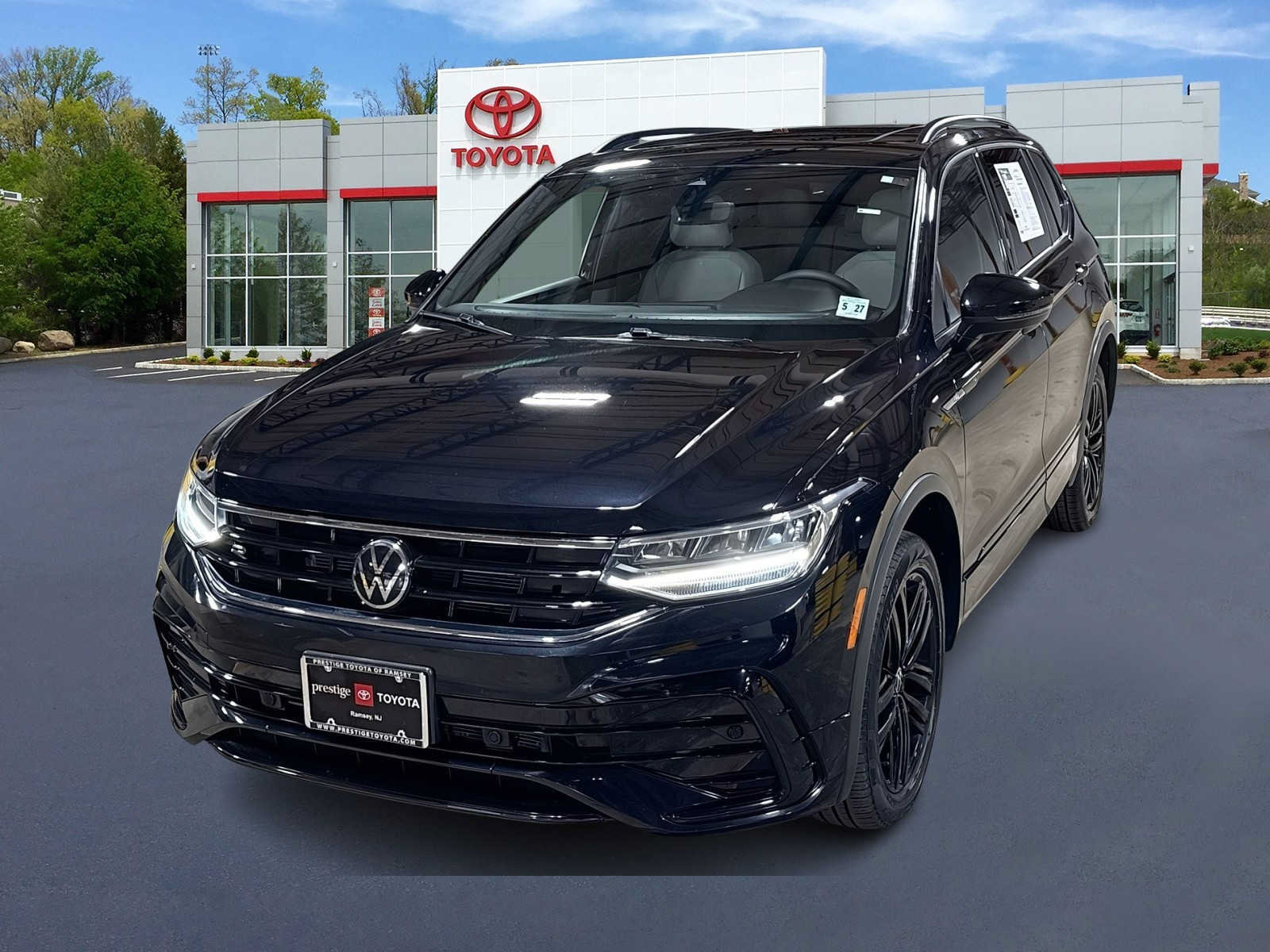 Used 2022 Volkswagen Tiguan SE R-Line AWD/4WD image 1