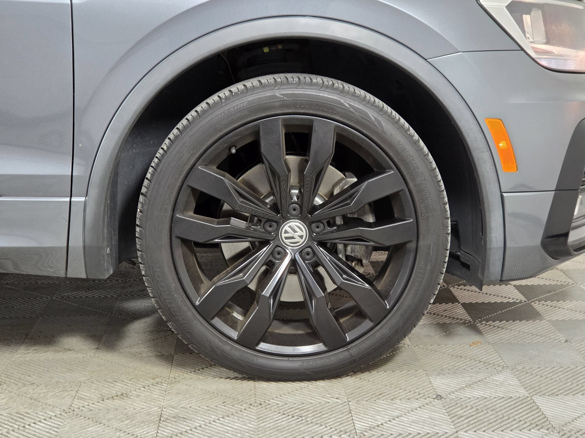 Used 2020 Volkswagen Tiguan SE R-Line FWD image 41