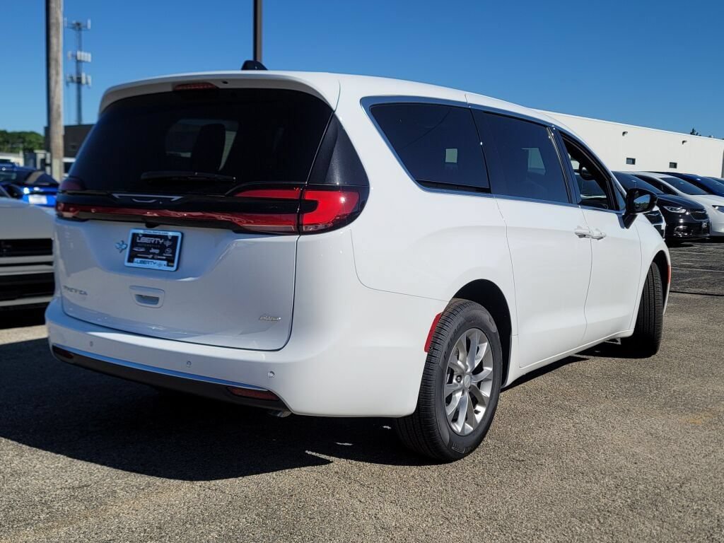 New 2027 Chrysler Pacifica Select w/ Family Tech Group AWD/4WD image 14