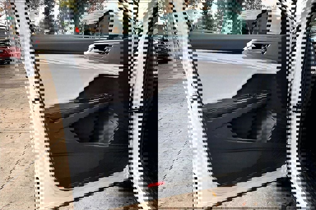 Certified 2025 Volkswagen Taos SE w/ Panoramic Sunroof Package image 26