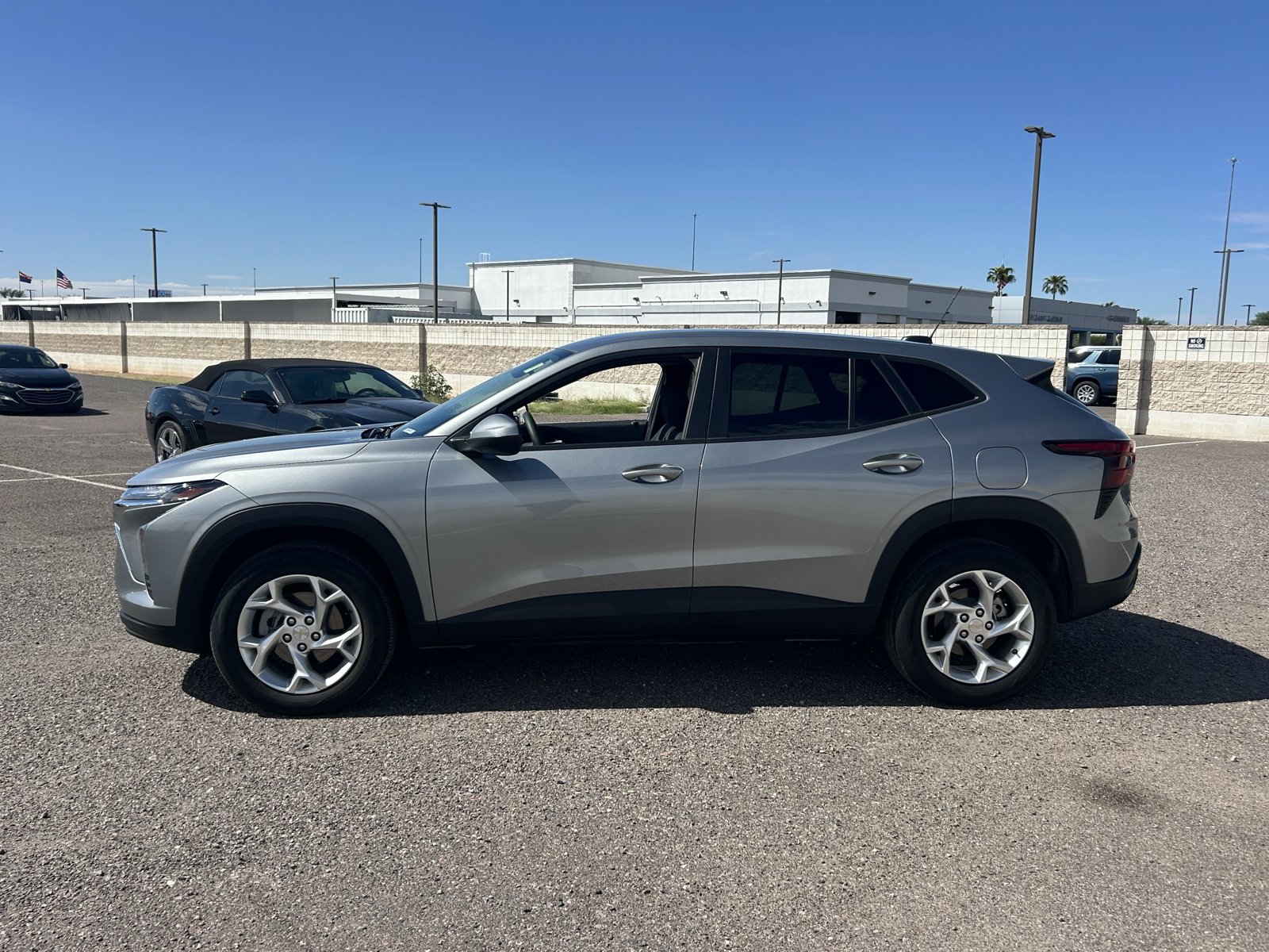 Used 2026 Chevrolet Trax LS w/ LS Convenience Package FWD image 2