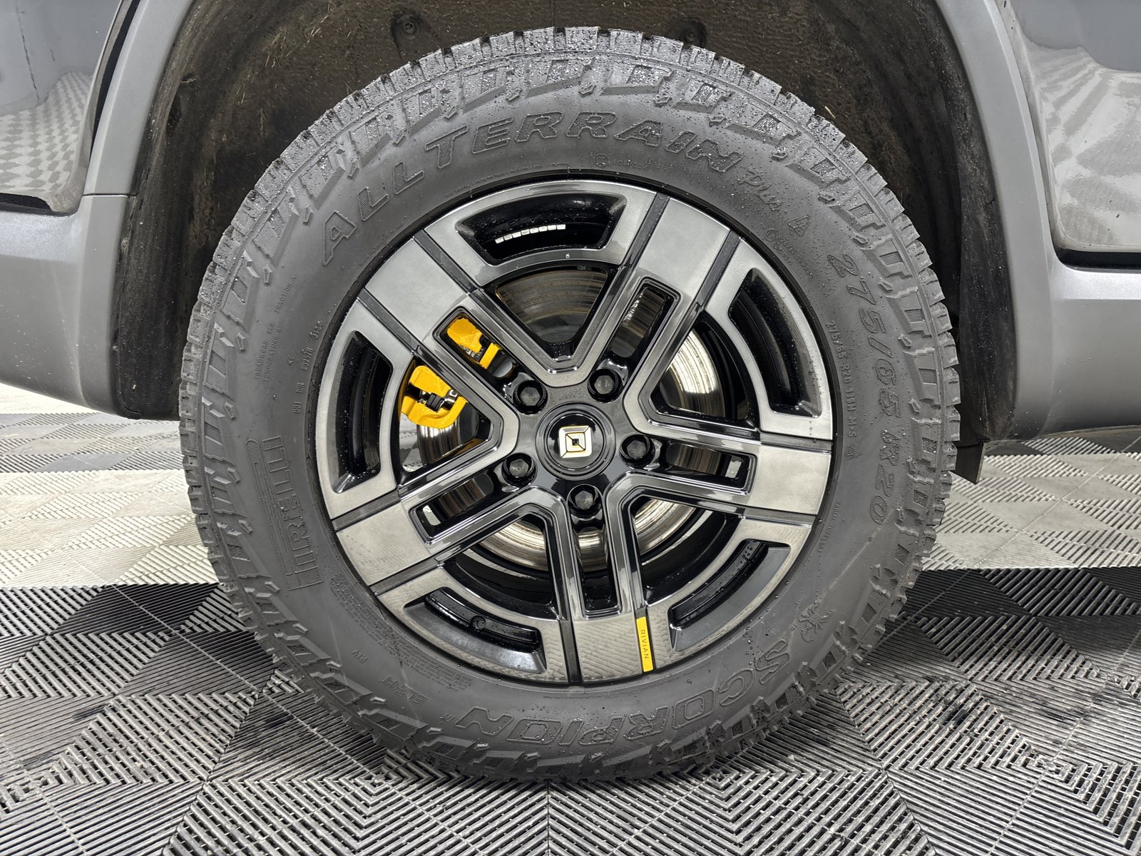 Used 2025 Rivian R1S Premium image 12