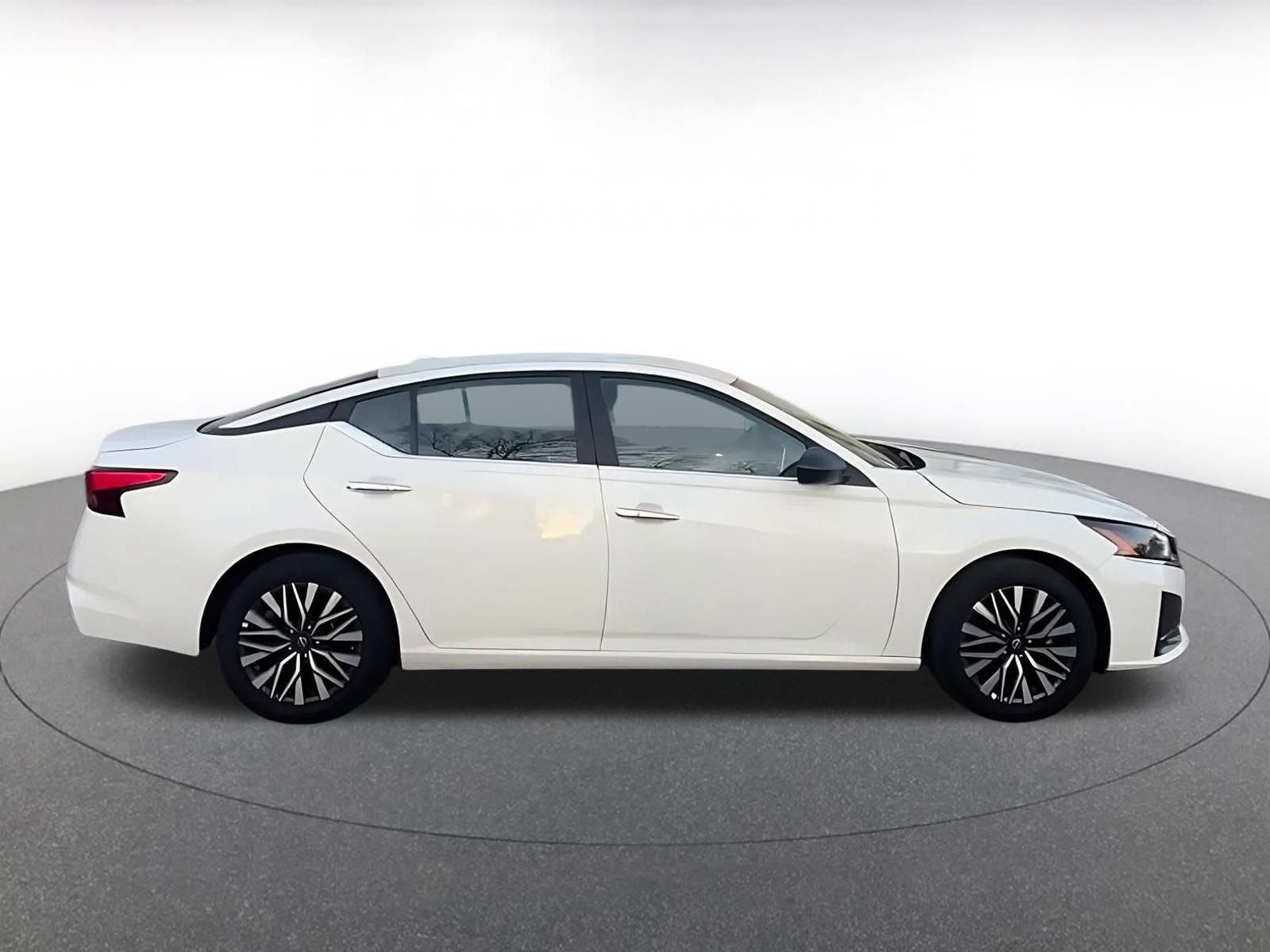 Used 2025 Nissan Altima 2.5 SV image 14